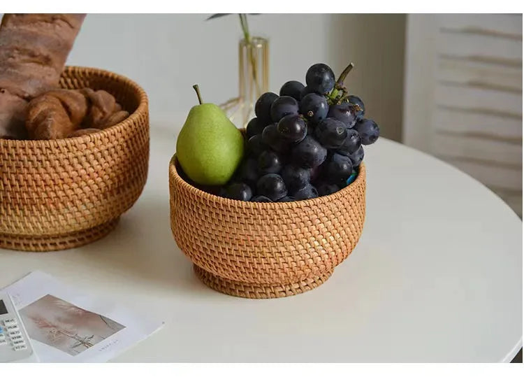 Two woven baskets with a pear and grapes on a white surface, with text overlay in Chinese.