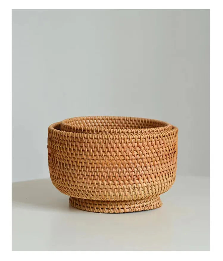 Woven basket on a light gray background with Chinese text
